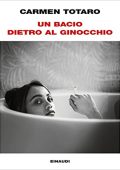 Carmen Totaro - Un bacio dietro al ginocchio (2023) (mp3 - 128 kbps)