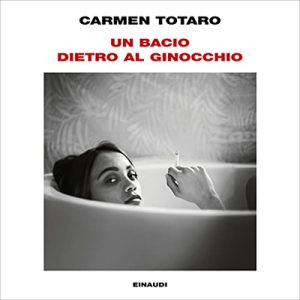 Carmen Totaro – Un bacio dietro al ginocchio (2023) (mp3 – 128 kbps)
