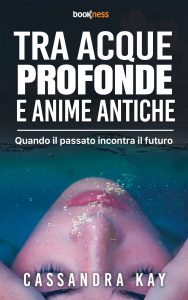 Cassandra Kay – Tra acque profonde e anime antiche (2023)