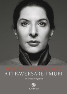 Marina Abramovic, James Kaplan – Attraversare i muri. Un’autobiografia (2016)