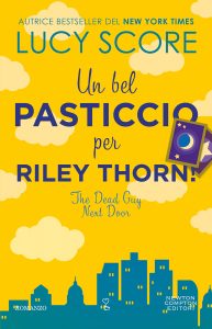 Lucy Score – Un bel pasticcio per Riley Thorn! The Dead Guy Next Door (2025)