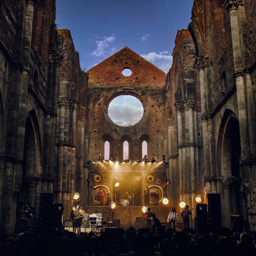 Lucio Corsi – La chitarra nella roccia. Lucio Corsi dal vivo all’Abbazia di San Galgano (2025) .mp3 – 320 kbps